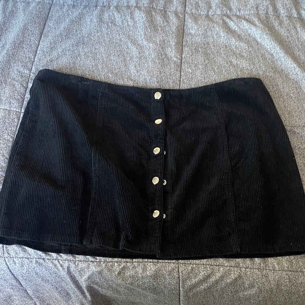 Chic Black Button-Up Pencil Skirt